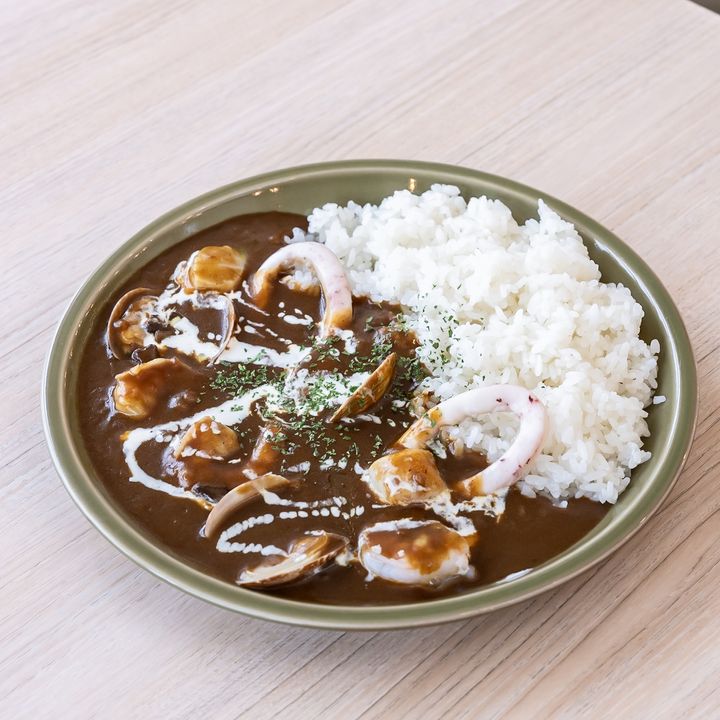 イカやあさり、海老がゴロゴロ入ったハーベストバージのシーフードカレー