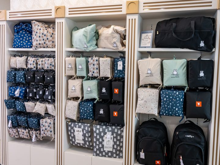 65Lの折りたたみボストンやミッフィー柄ポーチが並ぶ壁面