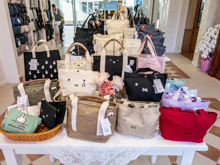多色展開のミッフィーフェイスのトートバッグが並ぶテーブル