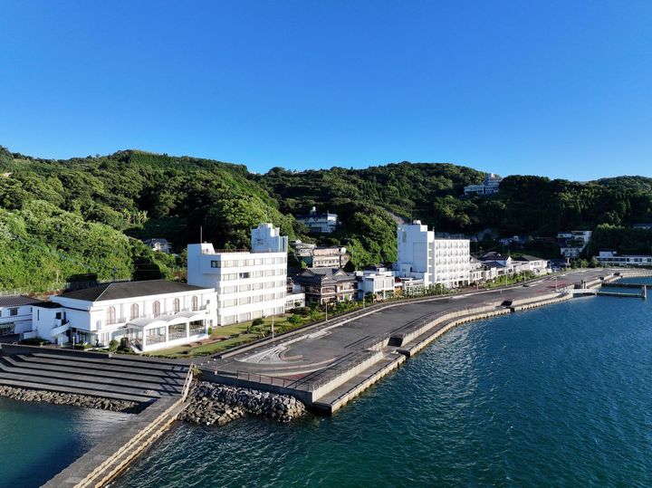 海と山に囲まれた宿泊施設の外観