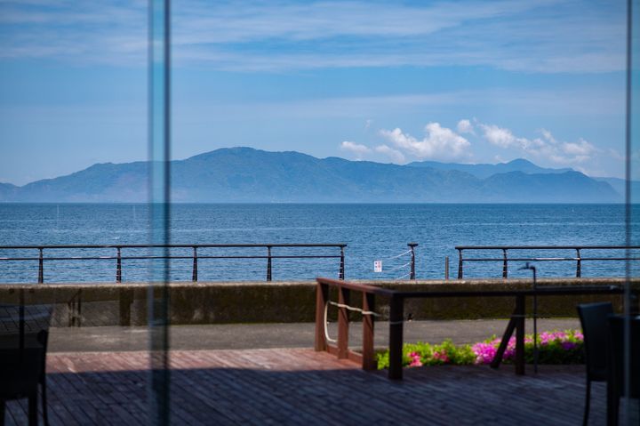 ロビーから見える海と山の景色