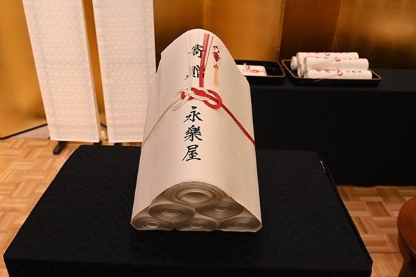 「おおきに財団」30周年を記念し、永楽屋が京都五花街の芸妓へ白生地の反物を寄贈！