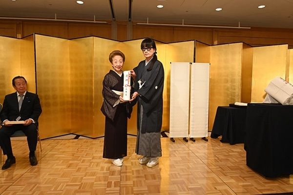 「おおきに財団」30周年を記念し、永楽屋が京都五花街の芸妓へ白生地の反物を寄贈！