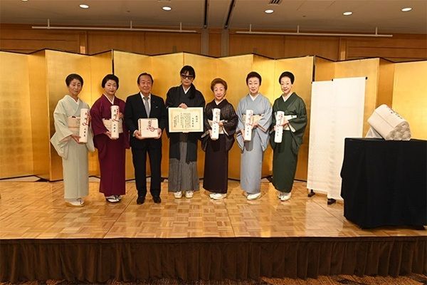 「おおきに財団」30周年を記念し、永楽屋が京都五花街の芸妓へ白生地の反物を寄贈！