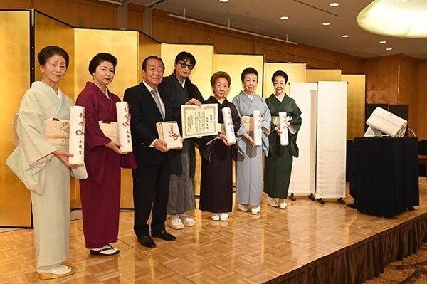 「おおきに財団」30周年を記念し、永楽屋が京都五花街の芸妓へ白生地の反物を寄贈！