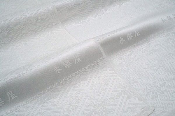 「おおきに財団」30周年を記念し、永楽屋が京都五花街の芸妓へ白生地の反物を寄贈！
