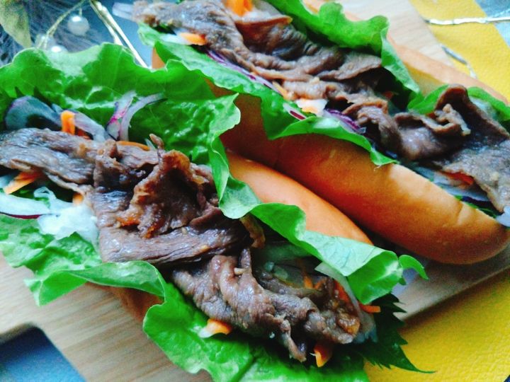 ベトナム版サンドイッチ「バインミー・ティット」（肉バインミー）