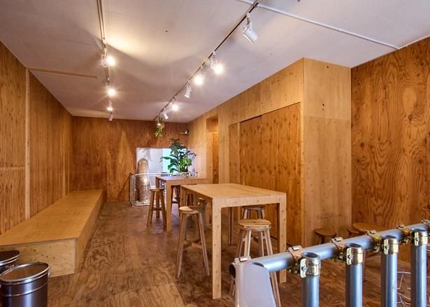 2階に10席ほどのカフェスペースを用意