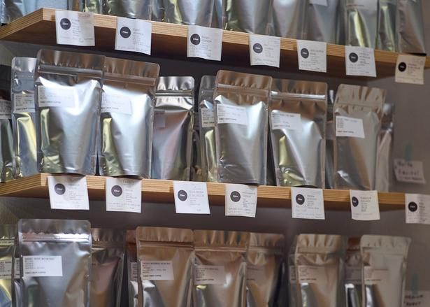 豆は100グラム1150円〜、テイクアウトは1杯500円で販売するなど、日常的に飲みやすい価格もうれしい
