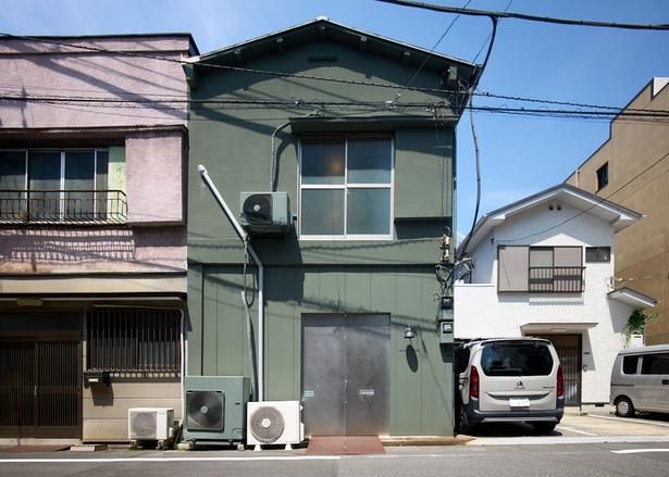 住宅街に店を構えるロースタリーカフェ。水、土、日の週3日の営業