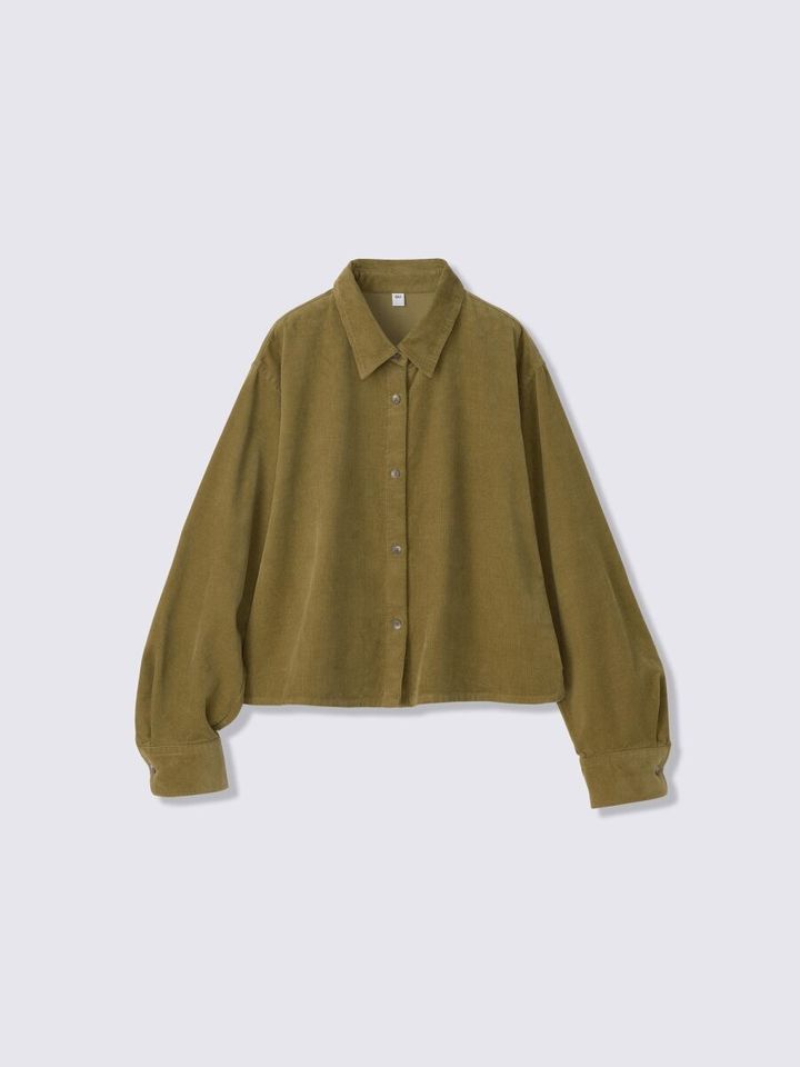 カーキ色のコーデュロイショートシャツを平置きで撮影。