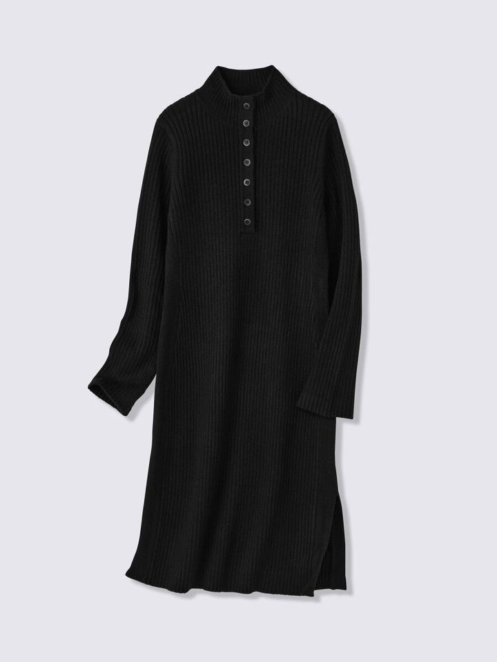 黒色のリブボタンネックワンピースを平置きで撮影。首元にボタン。