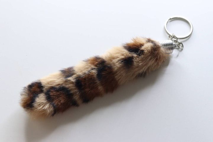 ヒョウ柄のしっぽ風ファーキーホルダーが斜めに置かれている