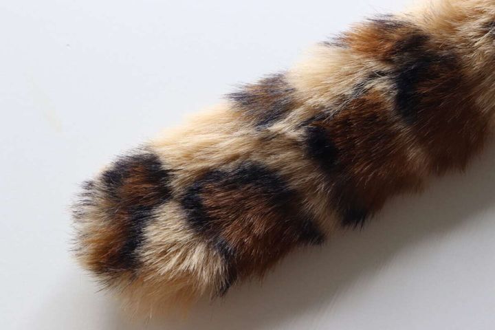 ヒョウ柄のしっぽ風ファーキーホルダーのふわふわした毛並み