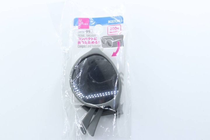 「折りたたみサングラス」のパッケージが写る