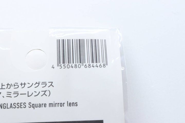「メガネの上からサングラス」のJANコード部分のアップ