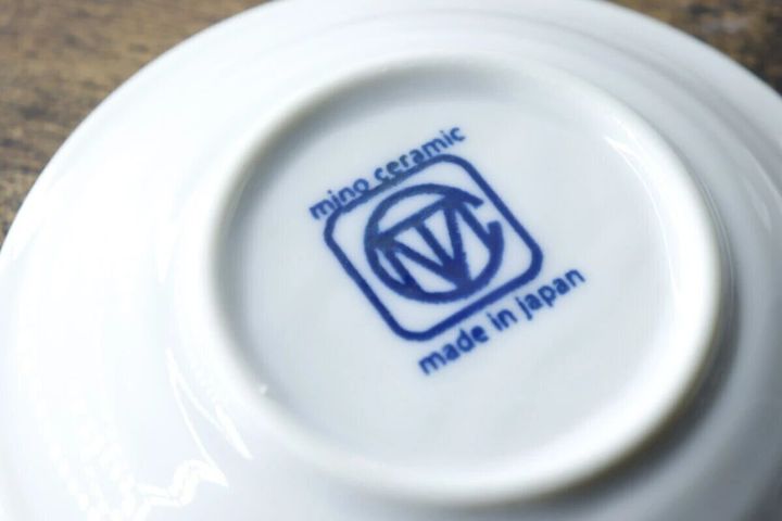 豆皿の裏面に書かれた「mino ceramic made in japan」のロゴ
