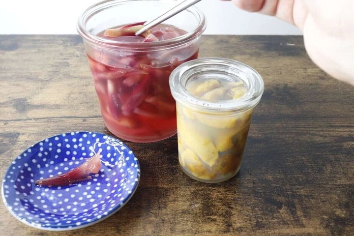 豆皿に盛られた副菜と瓶詰めのピクルス2種