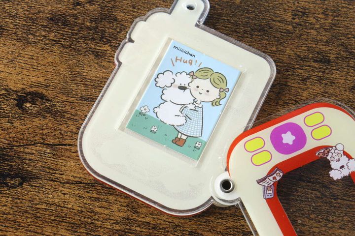 アクリルフォトカードチャームを開き、イラストカードを挟む部分の接写
