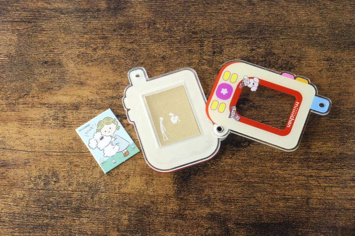 アクリルフォトカードチャームを開き、イラストカードを取り出した状態