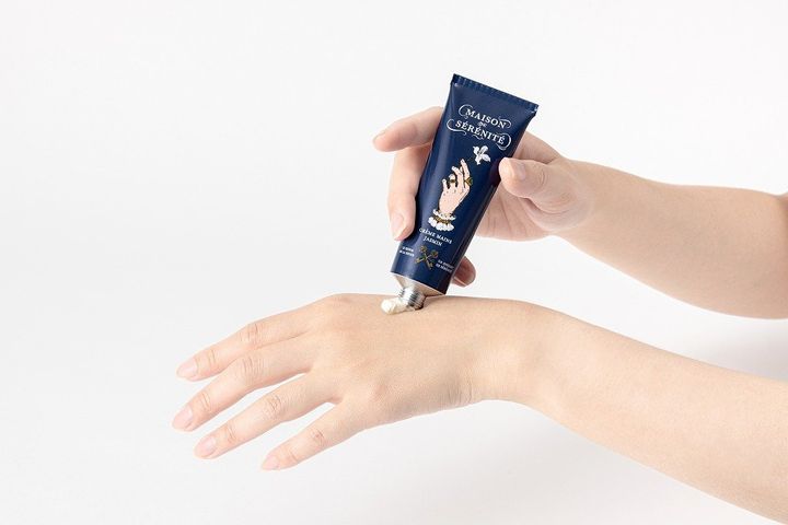 「ジャスミン ハンドクリーム」を手の甲に塗布する様子