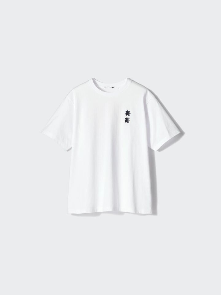 白いTシャツの胸元に黒いクローバー柄のプリント