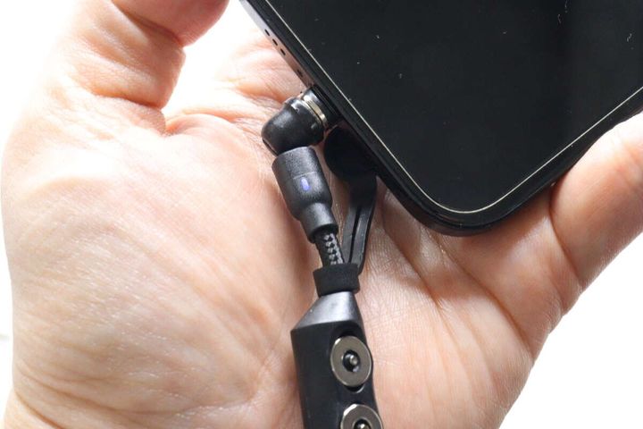 スマートフォンに接続されたマグネットケーブルの根元が曲がっている
