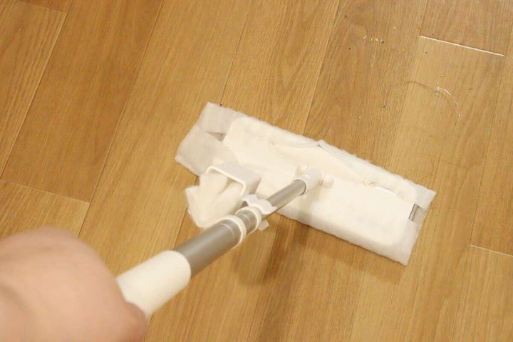 フローリングワイパーに収納ポケットを付けたまま床を掃除
