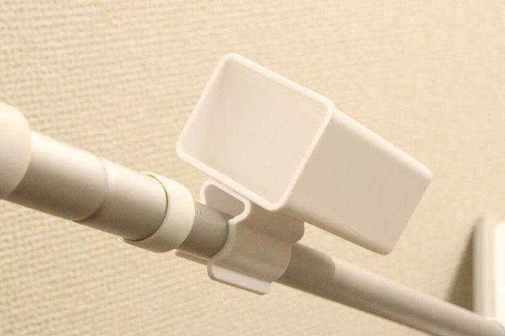 フローリングワイパーの柄に収納ポケットを取り付けた様子