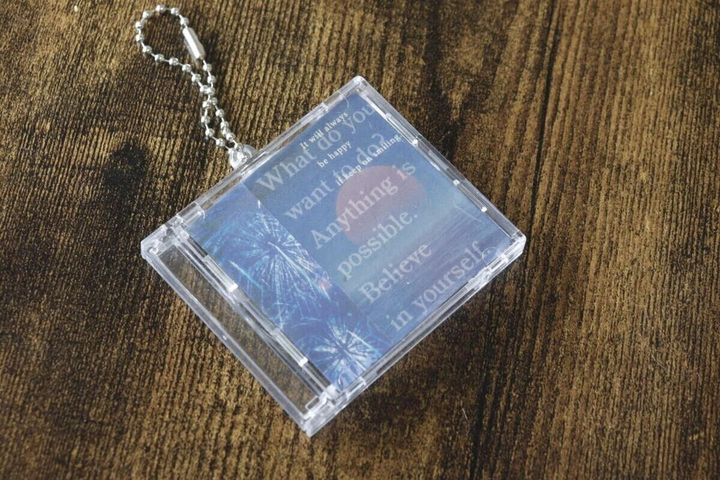 英語のメッセージが書かれた写真が入ったCDケース型キーホルダー
