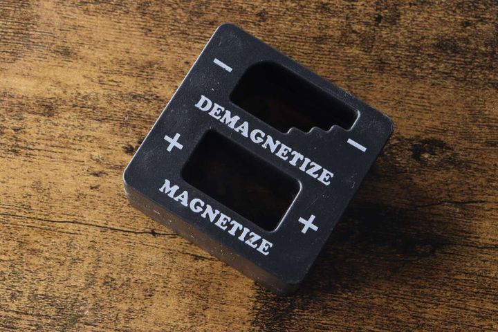 黒いマグネタイザー本体。着磁と脱磁の穴が見える。