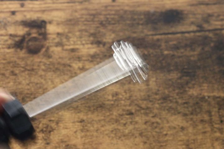 着磁されたドライバーの先端を振ってもボールチェーンが落ちない様子。