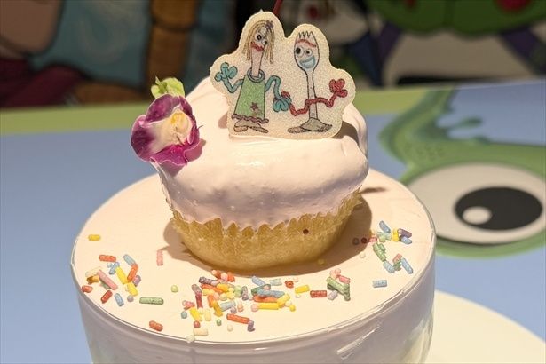 ＜フォーキー＆カレン＞特別なウエディングケーキに、お花とカラーシュガーを飾り付けました！