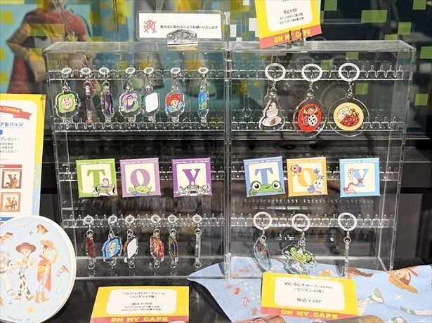 特典の缶バッジ(写真中央)、コンプリートしたくなりますね……！