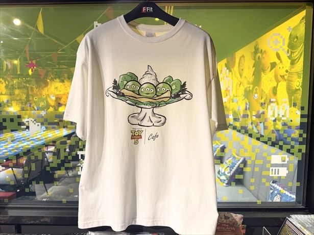 ビッグシルエットTシャツ(4950円)。これを着て、絵柄と同じメニューを頼んで写真を撮るという方も多いそうです