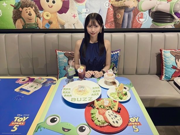 メニューもテーブルの装飾もカラフルでフォトジェニック！