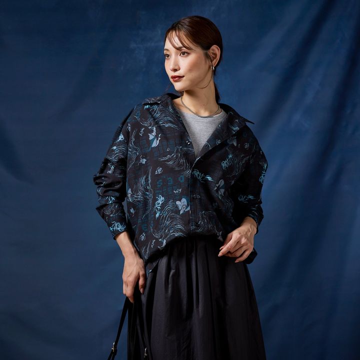 ユニセックス総柄シャツ「ヘラクレス/ハデス」の着用イメージ