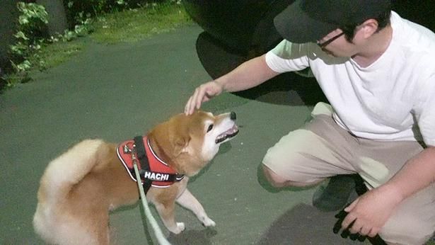 車で待っていたパパを見つけて、ダッシュで駆け寄る