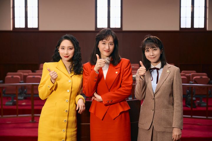 映画『ファーストボイス』オフショット（左から）ファーストサマーウイカ、綾瀬はるか、松本穂香 （C）2026「ファーストボイス」製作委員会 width=