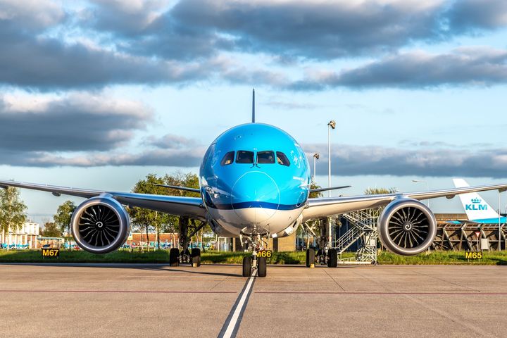 KLMオランダ航空の機体と空港ゲート標識