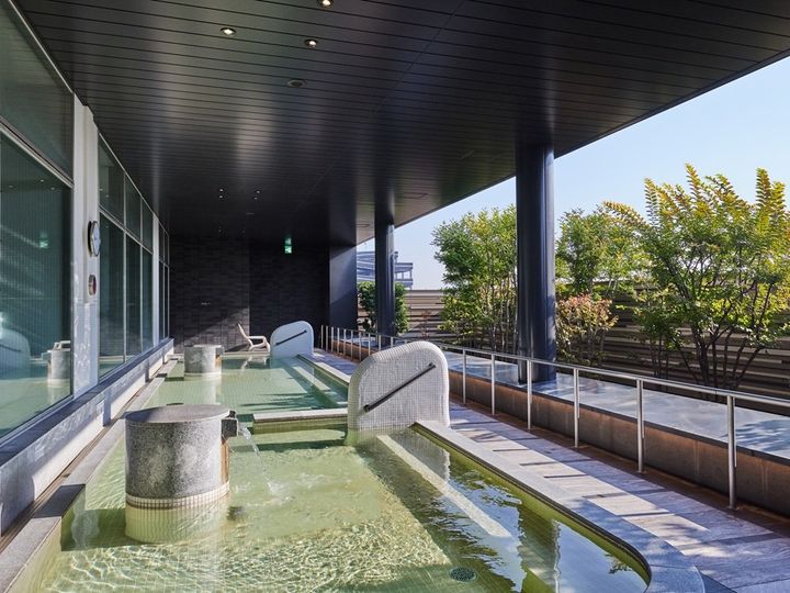 天然温泉「RIVERSIDE SPA」の露天風呂・足湯エリア