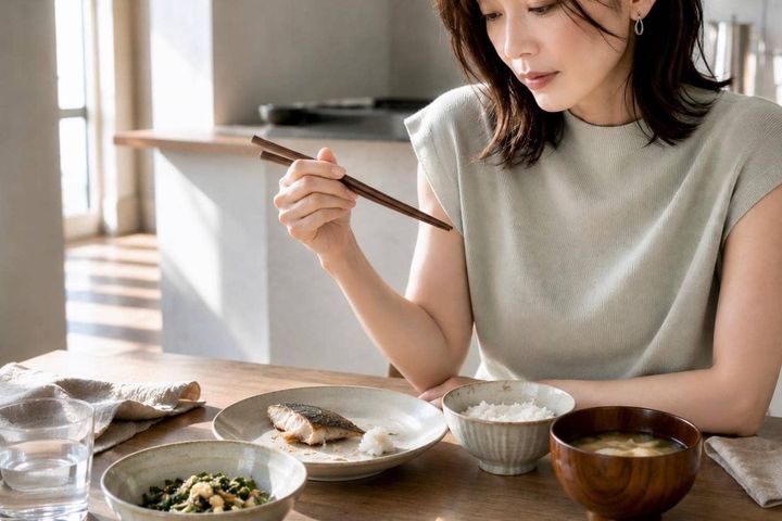 「最近、食べ物の味が薄く感じる…」それ、舌のせいだけではないかもしれません