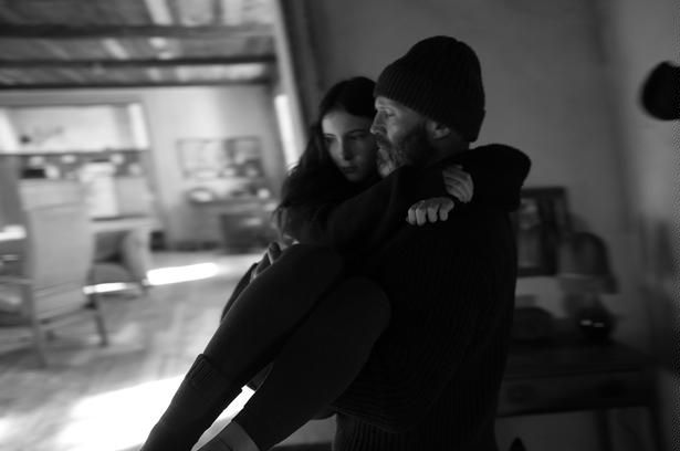 【写真を見る】『シェルター』では身寄りのない少女を守る寡黙な男を演じるジェイソン・ステイサム [c]2026 Fire Hawk Productions Limited. All Rights Reserved.