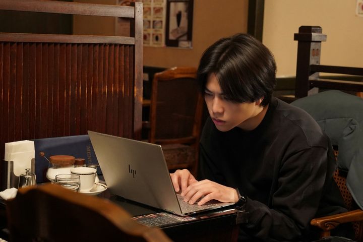映画『5秒で完全犯罪を生成する方法』の主演を務める重岡大毅 メイキング写真 （C）2026 Gaga Corporation／Storm Labels Inc.／Studio i3 width=