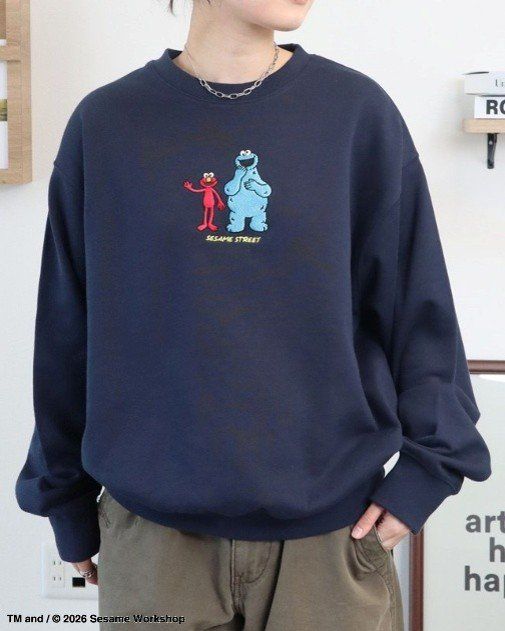 【セサミストリート】フロント刺繍スウェットの「エルモ」と「クッキーモンスター」刺繍