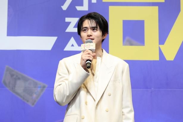 『藁にもすがる獣たち』で主人公の佐藤寛治役を演じた鈴鹿央士