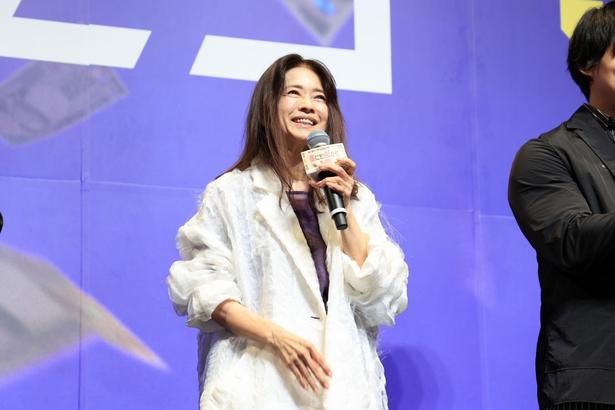 寛治の祖母、富子役の風吹ジュン