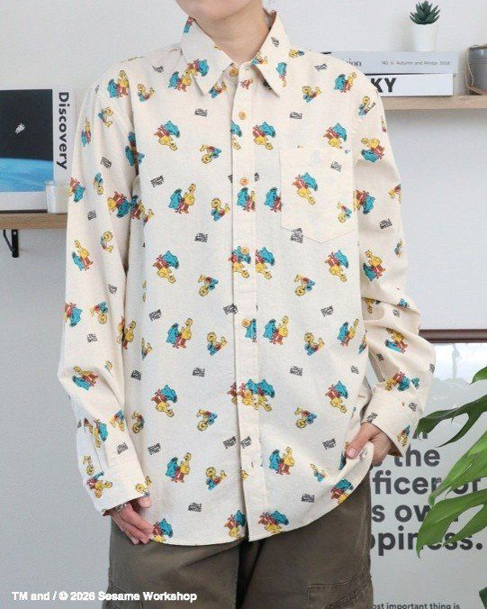 セサミストリートの総柄プリントシャツ