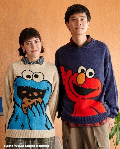 「【セサミストリート】インパクトニット」を着用したクッキーモンスター柄とエルモ柄のペアコーディネート