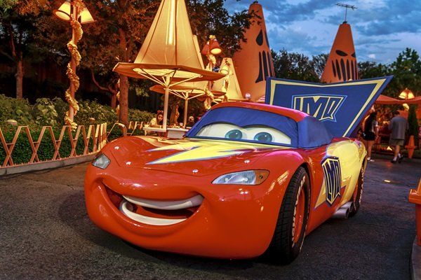 スーパーヒーローのカースチュームを着たライトニング・マックィーン